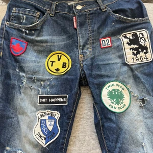 Dsquared2 jeans med patchar - Säljer ett par blå jeans från Dsquared2. Sparsamt använda. Passar 174 