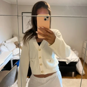 Vit cardigan  - Vit V-ringad cardigan men knappar, har bara använt den en gång. Säljer den pågrund av att den har blivit för liten💕💋