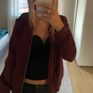 jacka  - Bombar jacka, står inte vart den är ifrån och vet heller ej för köpte den för längesedan🫶🏼