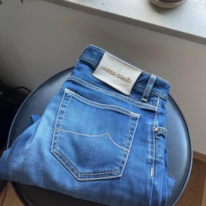  Jacob Cohën Jeans - Snygga jeans från Jacob Cohën med klassisk femficksdesign och kontrastsömmar. Modellen är slim fit och heter Nick Slim . Perfekta inför sommaren!☀️Jeansen är i storleken 32. De är i bra skick med endast några få defekter. Priset är ej huggit i sten 🪨. Skriv privat om du har några funderingar. 