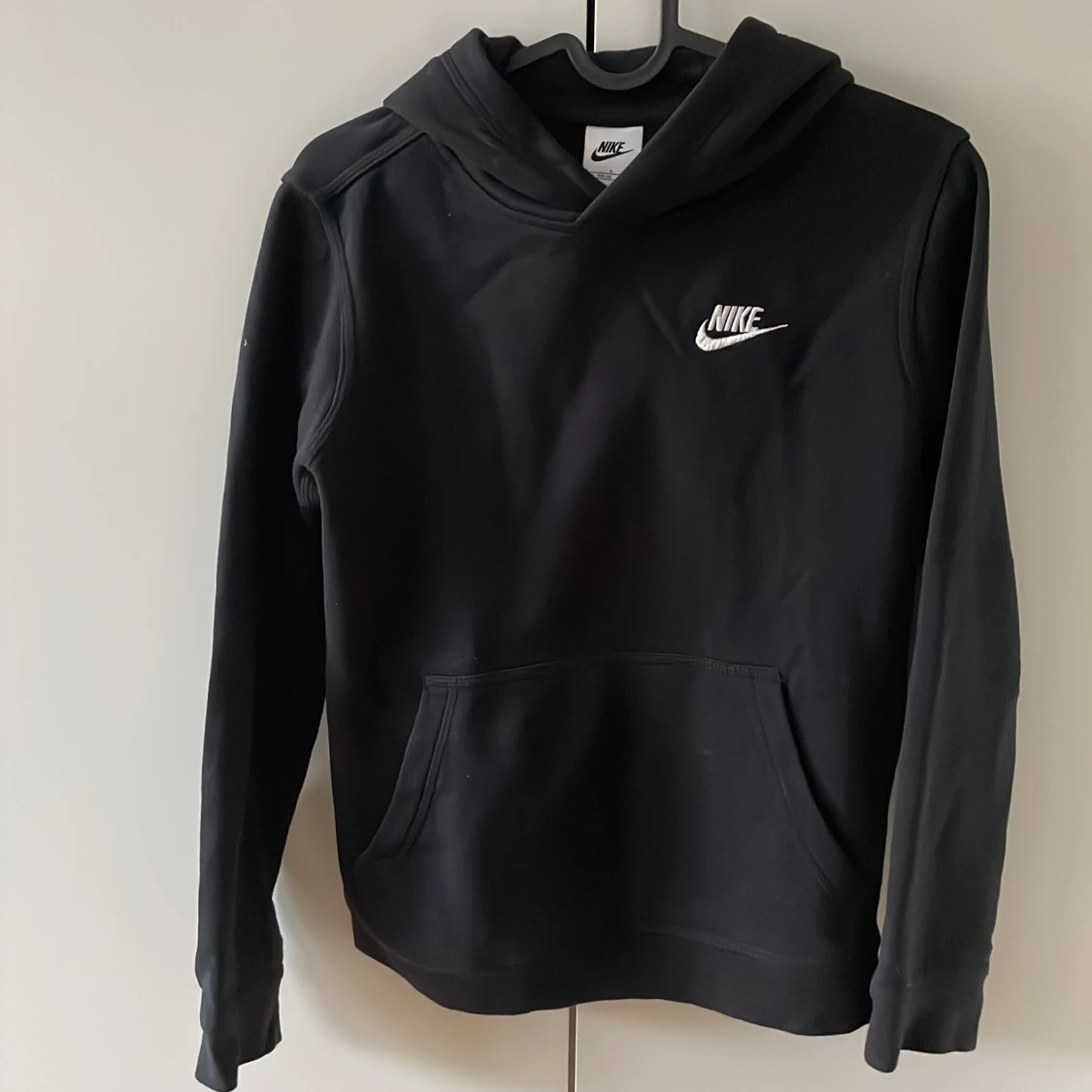 Svart hoodie från Nike med logga