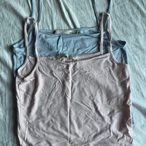 Rosa och blå randiga toppar - Tvp stycken korta linnen som är rosa och blå randiga, det är i storlek S men passar även XS. Don är från Lager 157 och färgen ser man bäst på sista bilden, säljer för att jag rensar garderoben, använt väldigt få gånger