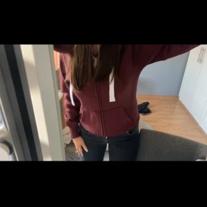 zip hoodie Russemerch  - vinröd zip up hoodie från Russemerch, snörerna har blivit lite missfärgade men intet som syns jättetydligt❣️