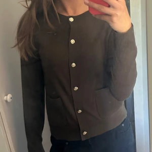 Mörkgrön kofta från Massimo Dutti - Grön/brun kofta med guldknappar från Massimo Dutti i storlek 36. Använd 1 ggr.