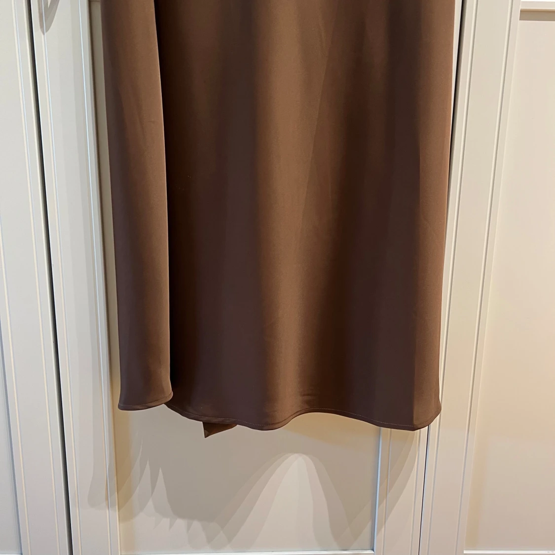 Brun axelbandslös långklänning - 1