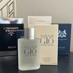 Acqua di Giò Giorgio Armani 100ml - Säljer lite av min parfym kollektion😁Fräsch och ikonisk herrparfym från Giorgio Armani, Acqua di Giò. Eau de toilette, 100 ml. 