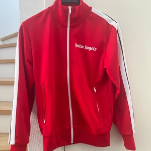 Palm Angels tröja röd strl S - Palm Angels tröja röd strl S. Mycket bra skick - använt den ett par gånger bara. Nypris: 4160kr. Kvitto finns också.  