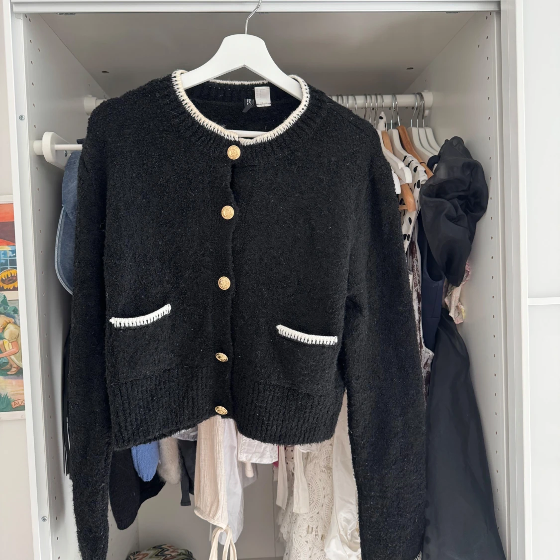 Svart kofta  med guldknappar från hm - 3