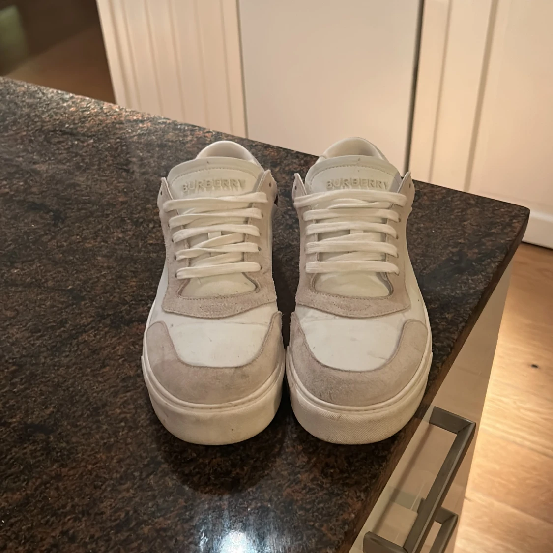 Burberry sneakers med rutig detalj
