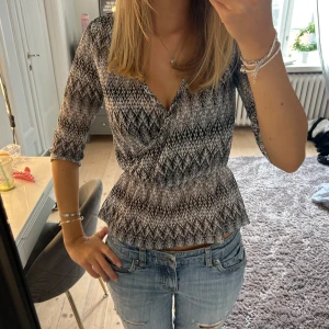 Snygg topp - Säljer denna snygga topp från Kappahl som inte längre kommer till användning. Den är i storlek S men skulle säga atg den passar xs också. Använt ett fåtal gånger så i nyskick.