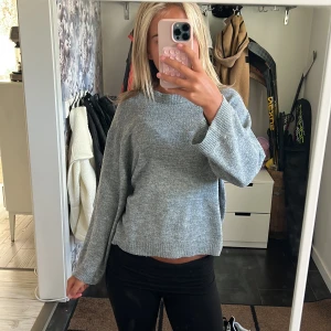 Grå stickad tröja från 157 XS - Mysig grå stickad tröja från 157 i storlek XS. Tröjan har en rund halsringning och långa ärmar med lite loose passform. Perfekt för att chilla hemma eller hänga med kompisar. Enkel och stilren design som funkar till allt.