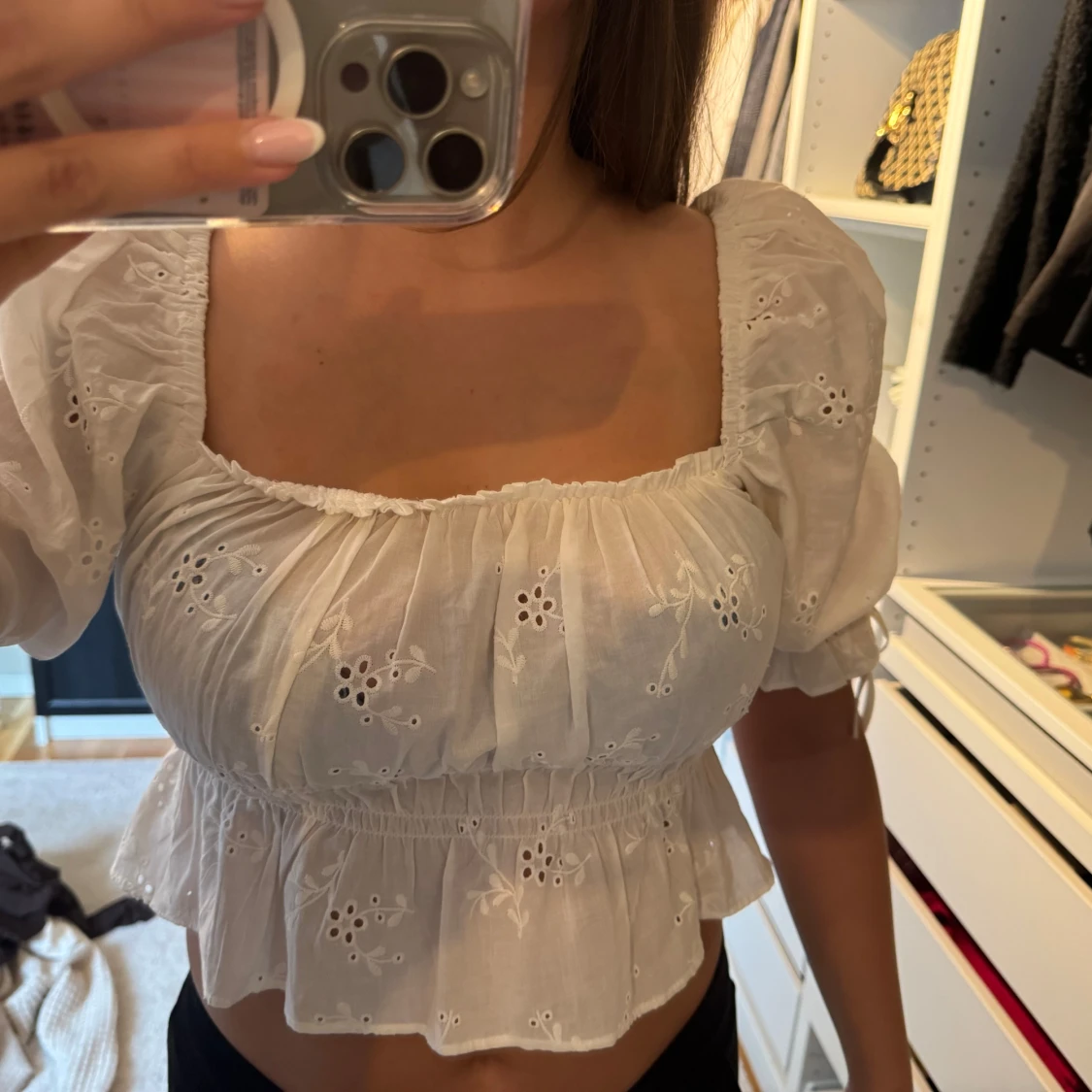 Vit blus med puffärmar och broderi