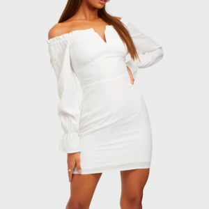 Vit klänning - Säljer en vit klänning vid Nelly. Den är oanvänd och har prislappen kvar, superfin modell och passform. Nypris 379:-