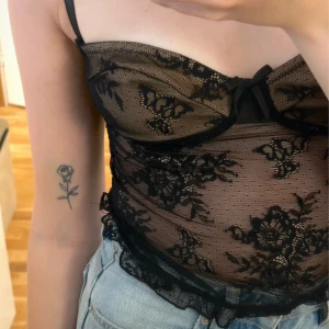 Svart spetsig topp - Aldrig använd, legat i lådan förlänge, så dags för nytt hem 