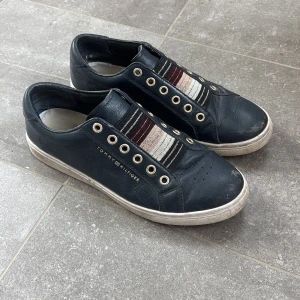 Mörkblå sneakers från Tommy Hilfiger  - Säljer dessa då dom ej kommer till användning längre