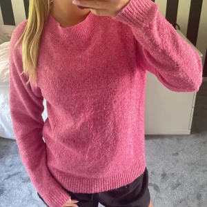 Rosa stickad tröja från Vero Moda - Säljer en supermysig rosa stickad tröja från Vero Moda i storlek M. Skulle säga att storleken är liten så passar bra också om man har S.