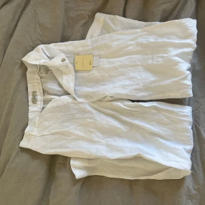 Vita linnebyxor från Gina Tricot XS - Vita linnebyxor från Gina Tricot i tunn och luftig linnemix. Aldrig använda och lappen sitter kvar. För långa för mig som är 1.60. 