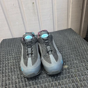 Nike Air Max 95 corteiz - Nike Air Max 95 sneakers i grått och svart med coola camo-detaljer i fodret och turkosa loggor. Skorna har snörning, mesh och skinnpaneler, samt den klassiska Air Max-sulan för extra komfort. Perfekt för dig som vill sticka ut med en unik stil. Säljs för dom inte används. Kan gå ner vid snabb affär
