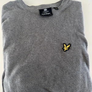 Grå stickad tröja från Lyle & Scott - Snygg grå stickad tröja från Lyle & Scott!