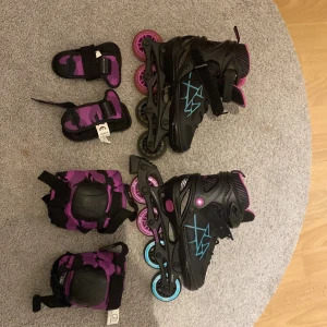 Svarta och rosa inlines från SOC - Säljer ett par svarta inlines från SOC. Inlinesen har används en gång. Medföljer matchande skydd i lila och svart camouflage.