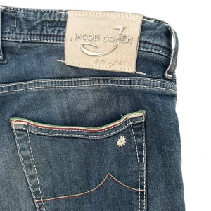 Jacob Cohën 622 LTD !  - Snygga blå jeans från Jacob Cohën med  klassisk femficksdesign. Jeansen har vita och röda kontrastsömmar, detaljer i italienska färger vid bakfickan och en exklusiv skinnpatch bak . Jeansen är helt utan defekter och är i 10/10 skick. Storlek (36) sitter mer som 34/34. Måtten är : 115 cm långa : innerbens längd 85 cm och ben öppningen är 18 cm. Midjemått ca 45 cm Jeansen kostar 10 000 + nya, hör av mer vid frågor och pris ! 