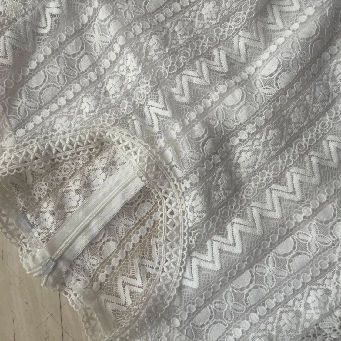 Vit spetsblus med zigzag-mönster - 2