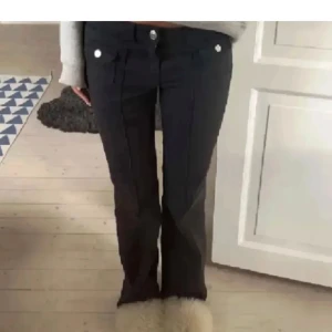 Hm cargo jeans - Super snygga och trendiga cargo jeans från hm! Säljs inte längre och den är verkligen så snygga!❤️ skriv för fler bilder!