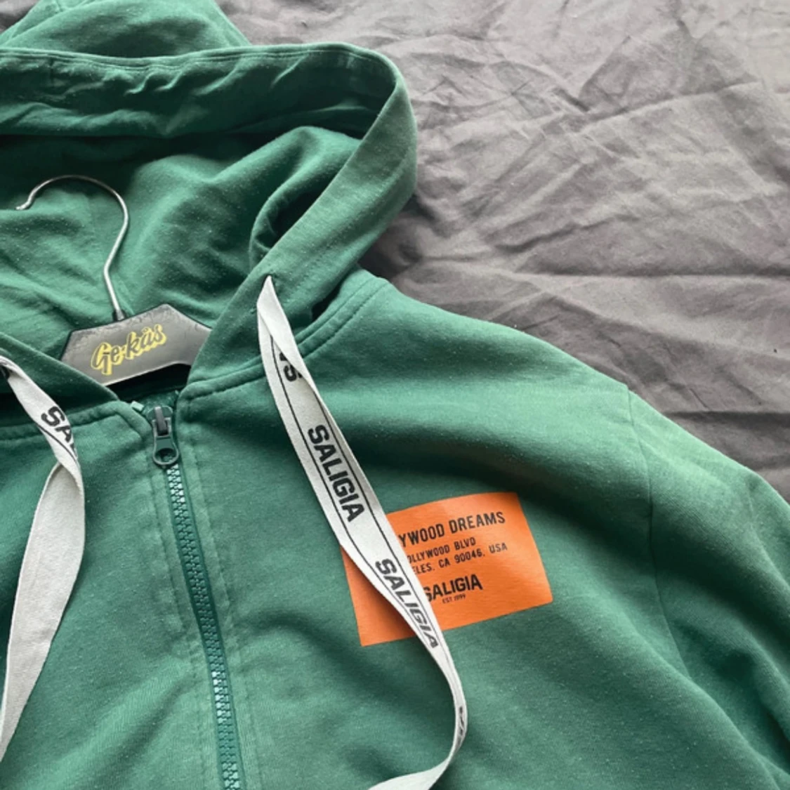 Grön hoodie med dragkedja från Saligia - 1