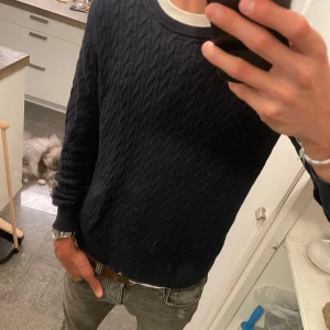 Uniqlo Tröja - Riktigt snygg tröja från Uniqlo, perfekt för hösten! 🙌🍁 Tröjan är bara använd ett fåtal gånger och har inga defekter. Personen i annonsen är dessutom 179 och väger 55 kg. Skick - 10/10.   Säljs för endast 200kr. 🤝