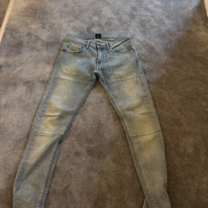 Ljusblå jeans från Tiger Of Sweden   30/32 - Säljer ett par ljusblå jeans från Tiger Of Sweden Jeans i modellen Pistolero storlek 30/32. Jeansen har klassisk femficksdesign, raka ben och diskreta slitningar för en cool look. Passar dig som gillar en avslappnad stil med lite edge.