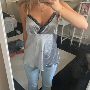 Silvrigt Linne - Säljer detta linne. Kontakta vid frågor eller intresse❣️(Strl L men passar mig som bär S) !!OBS ingen fläck på tröjan utan en defekt på spegeln!!