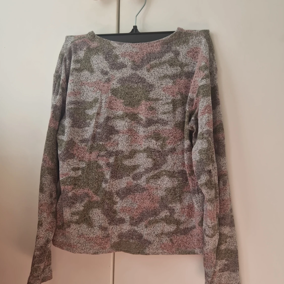 Camouflage-mönstrad tröja från Lindex - 1