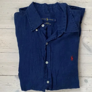 Ralph Lauren linneskjorta - Riktigt fet linneskjorta från Ralph Lauren. Riktigt bra skick lite skrynklig bara, skriv vid fråga!