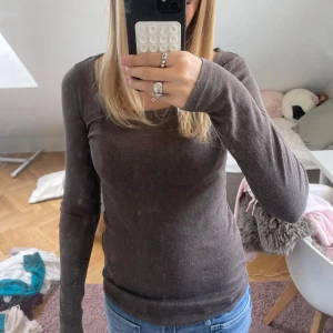 Ribbad tröja  - Långärmad ribbad tröja från hm. Ganska väl använd lite nopprig!🥰
