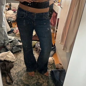 LTB Roxy blå flare jeans midwaist - Säljer ett par snygga blå jeans från LTB, modellen Roxy. De har en lowwaist passform och flare-ben som ger en cool siluett. Klassisk femficksdesign, dragkedja och knapp framtill. Perfekta för dig som gillar lite utsvängda jeans med skön passform.