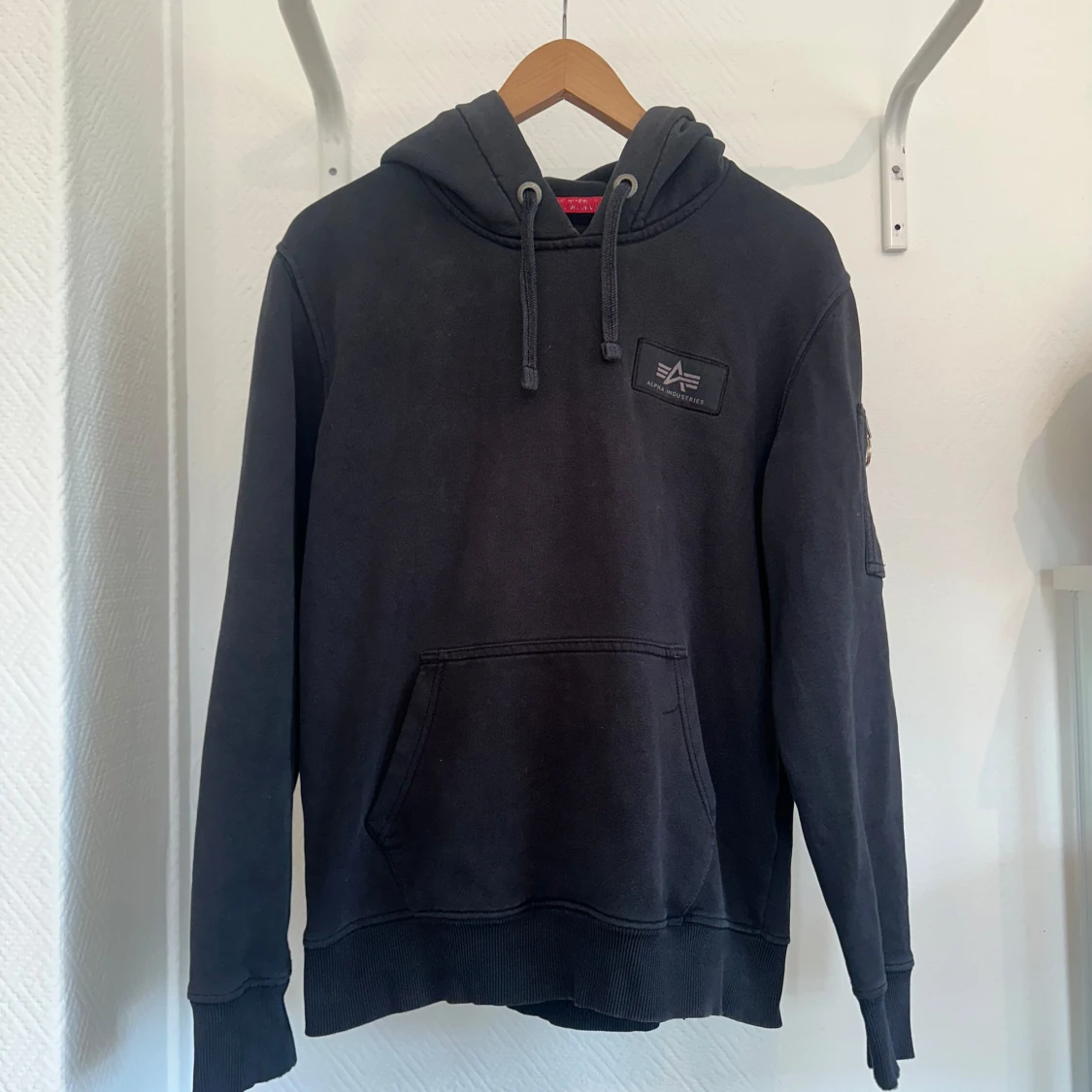 Svart hoodie från Alpha Industries - 1