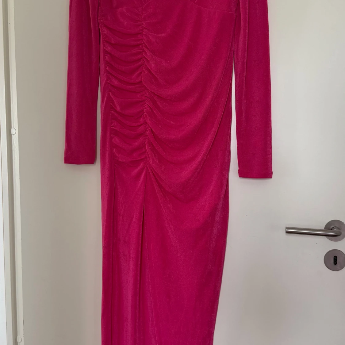 Rosa klänning från BikBok med etikett 