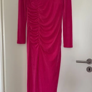 Rosa klänning från BikBok med etikett  - Hej! Jag säljer helt ny/oanvänd klänning i strl S. Fick den i present men säljs pga för liten för mig. 