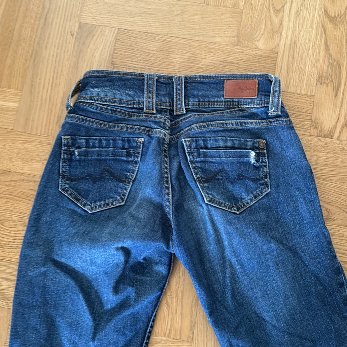 Blå jeans med dubbla knappar och låg midja - 1