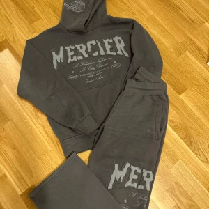 Mörkgrått mjukis sett från mercier - Säljer mitt mörkgråa mjukis sett från mercier då den tyvärr inte kommer till använding längre. Materialet är mjukt och skönt, har en loose baggy fit, på sista bilderna kan ni se hur den sitter på. Den är använd ett par gånger och har märken mellan benen som man ser på bild 3. Utöver det så är den i väldigt bra skick och man ser inte märkena över huvudtaget när man bär settet. Köpt för ca 1600, därför har jag den uppe för de priset trots den är använd<3 priset kan diskuteras