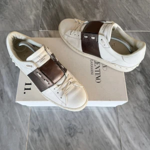 Valentino Open skor  - Valentino Open - Skick: Knappt använda - Tillbehör: Valentino kort - Nypris: 6000kr - TrendWardrobe
