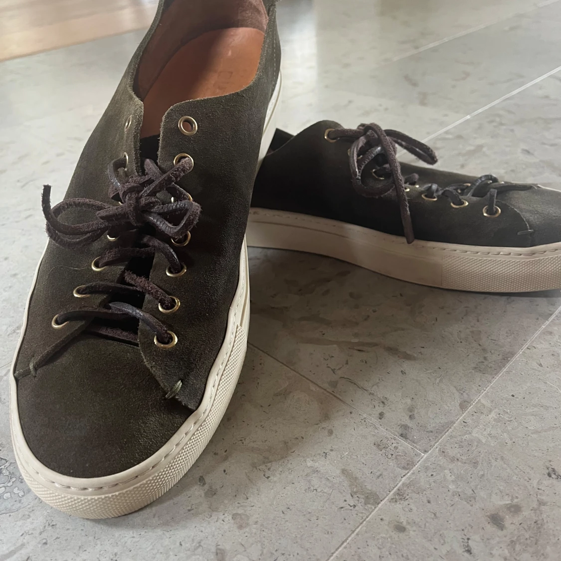 Olivgröna mockasneakers från Buttero - 4