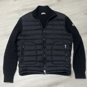 Moncler Cardigan  - Tja! Säljer nu min Moncler cardigan i storlek L passar dem som är 170-180cm, den är i fint skick, lapperna i jackan är bortklippta, endast jackan ingår vid köp, skriv om ni har några frågor eller funderingar🙌🙌