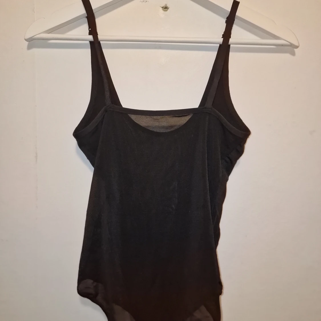 Svart body med spetsdetaljer  - 2