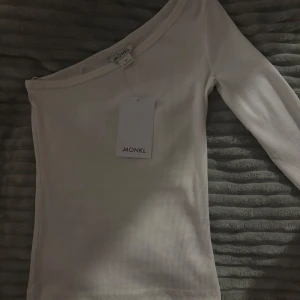 Off shoulder topp  - Jätte fin vit fest tröja från monki, helt oanvänd❤️❤️
