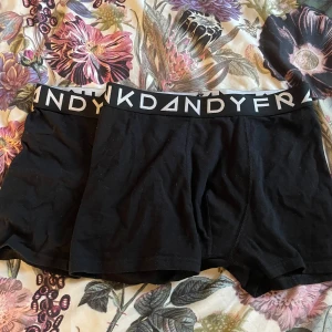 Svarta Frank Dandy kalsonger - Två par svarta kalsonger från Frank Dandy med bred resår i svart och vitt med logotyp. 