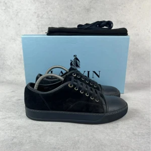 Lanvin DBB1 cap toe sneaker - – Condition: 8,5/10  - Size: 39/UK5  – What is included: Only the sneakers  – Retail price: 5000 + SEK  Please note that Lanvins fit big and our recommendation is to go one size down