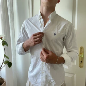 Ralph Lauren skjorta vit slim fit M  - Vit Ralph Lauren skjorta, inga defekter. Slim fit M Ralph Lauren modellen är 180,75 kg. Kom med frågor! 