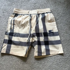 Burberry shorts -  Burberry shorts i ny skick