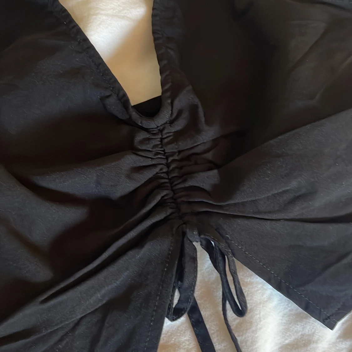 Svart halterneck topp med knytning från H&M - 3